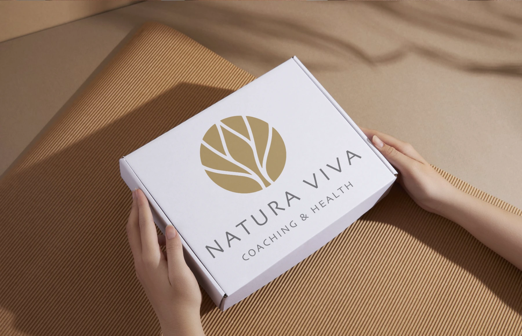 Natura-Viva-Logo auf einer Verpackung als Branding-Mockup